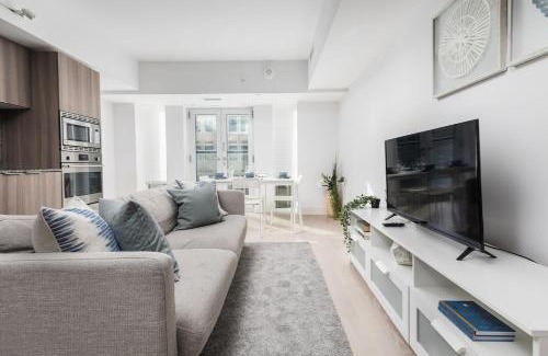 Bay Cloverhill Apartment | Central Downtown 1 and Den w 3 beds Sleeps 4 by UofT