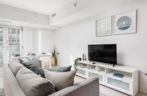 Bay Cloverhill Apartment | Central Downtown 1 and Den w 3 beds Sleeps 4 by UofT