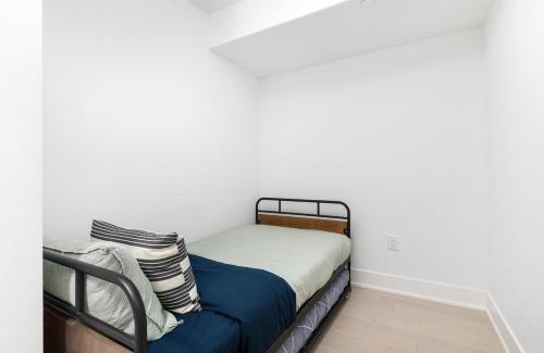 Bay Cloverhill Apartment | Central Downtown 1 and Den w 3 beds Sleeps 4 by UofT