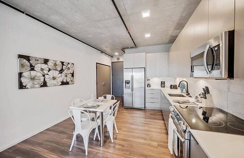 Downtown Nashville Apartment | Central Downtown 1BR w. Views | Petfriendly | Lounge & Spa