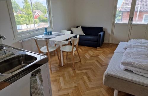 Falkenberg Apartment | Central enrums lägenhet med altan