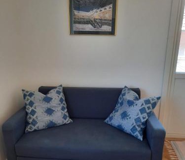 Falkenberg Apartment | Central enrums lägenhet med altan