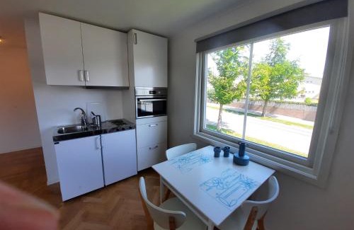 Falkenberg Apartment | Central enrums lägenhet med altan
