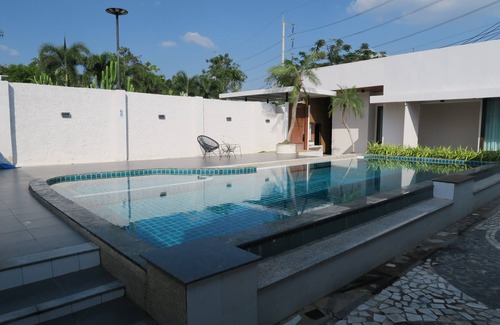 San Sai Villa | Central Festival area 4BR Villa: Sleeps 12, Private Pool, Perfect for Families