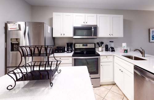Orange Beach Condo | Central, Gulf-view condo with balcony & pool - beach across the street