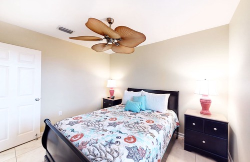 Orange Beach Condo | Central, Gulf-view condo with balcony & pool - beach across the street