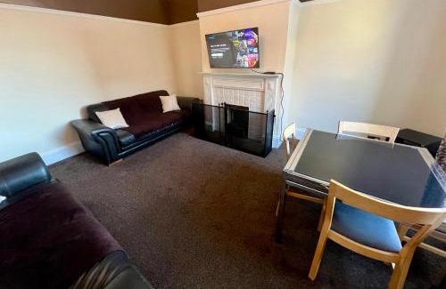 Halifax Apartment | Central Halifax Work & Retreat Base - Two bedroom house - sleeps up to 4 - free parking and internet