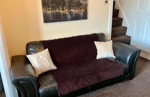 Halifax Apartment | Central Halifax Work & Retreat Base - Two bedroom house - sleeps up to 4 - free parking and internet