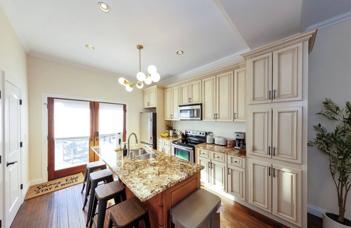Victorian Village House | Central house location! Private yard w/Firepit, BBQ, 3 Kings, 75" TV, Parking