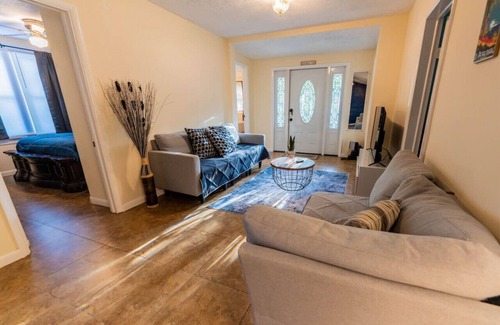 Historic Uptown House | Central in DWTN St Pete 5 BR with Parking!