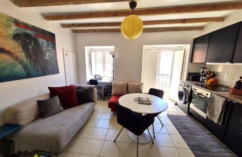 Sao Cristovao e Sao Lourenco Apartment | Central Lisbon Balcony Apartment
