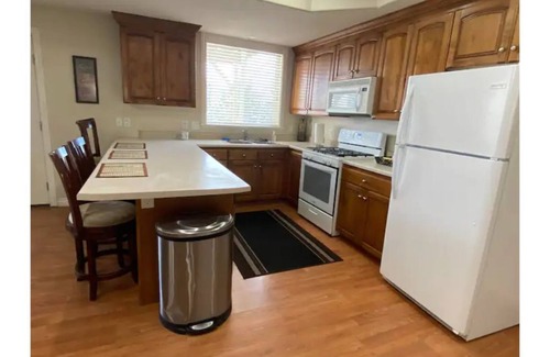American Fork Apartment | Central located 3 bed 2 bath group & family-friendly bsmt step-out Apt w view