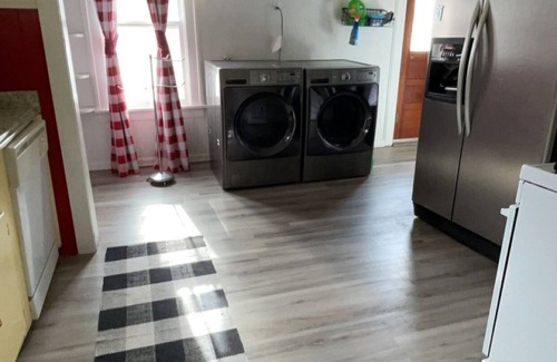 Enid House | Central Location 3BR 1B Fully Fenced Back Yard. Cozy & Quiet