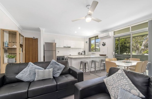 Crescent Head Apartment | Central Location with Air Conditioning!