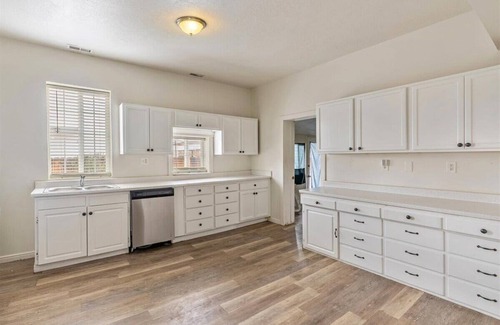 Santaquin House | Central Location, Backyard for your Pets