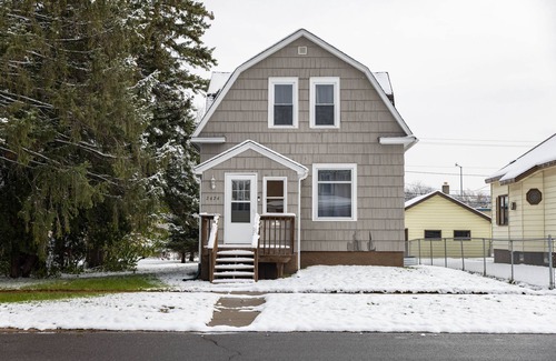 Superior House | Central Location! Cozy 4BR + Backyard | Smart TV