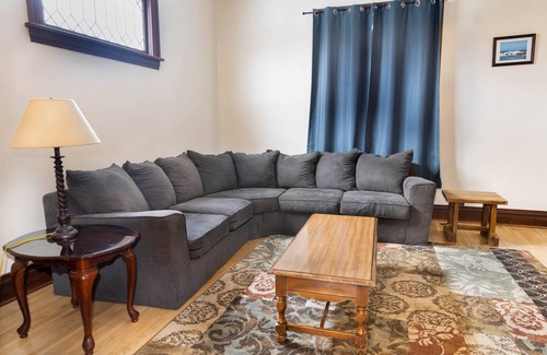 Superior House | Central Location! Cozy 4BR + Backyard | Smart TV