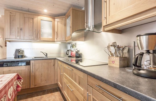 La Clusaz Apartment | Central Location, Walk to Shops, Close to Ski Lifts, Garage Included