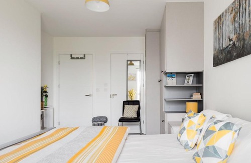 Lansbury Apartment | Central Location with Canal Views