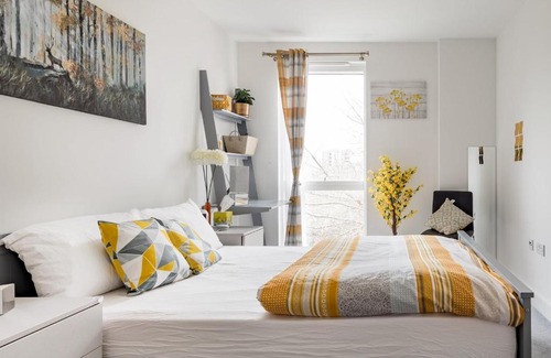Lansbury Apartment | Central Location with Canal Views