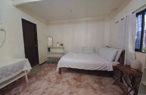 Catangnan House | Central locationStrong wifi +Spacious Ac room + 5 minutes walk to the beach