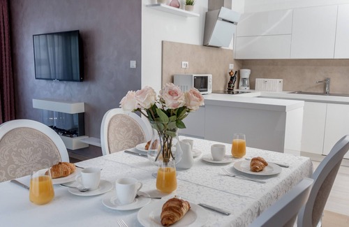 Split Apartment | Central Luxury Apartment Moonlight with private garage and an elevator