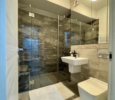 Craiova Apartment | Central Luxury Apartment - Private parking - Self check in - Bujorului Residence