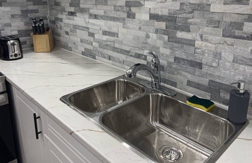 Barrie House | Central modern basement apartment close to lakes & skiing