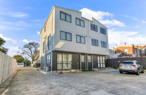 Epsom House | Central Modern Duplex Home near Cornwall Park