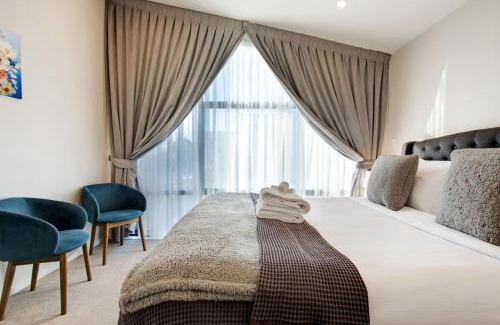 Epsom House | Central Modern Duplex Home near Cornwall Park