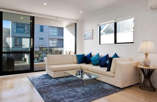 Epsom House | Central Modern Duplex Home near Cornwall Park