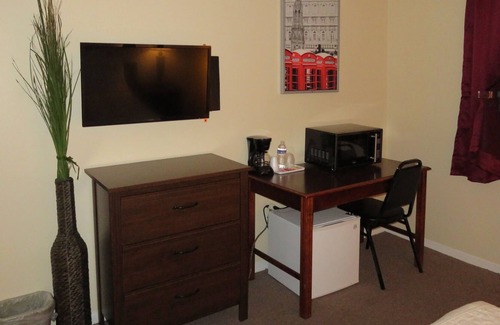 White Plains Hotel | Central Motel Courtyard