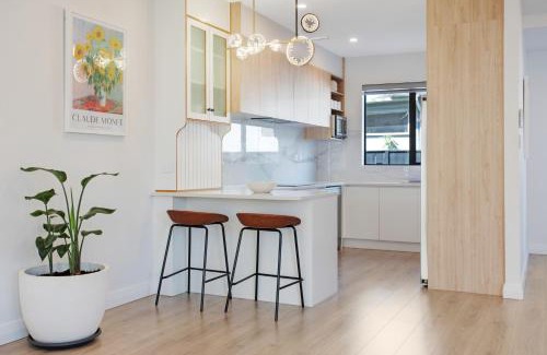 Sandringham House | Central Oasis Townhouse with Parking and Air-con