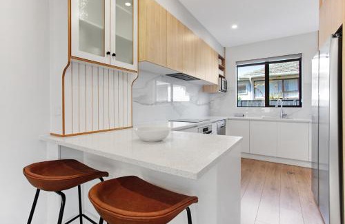 Sandringham House | Central Oasis Townhouse with Parking and Air-con