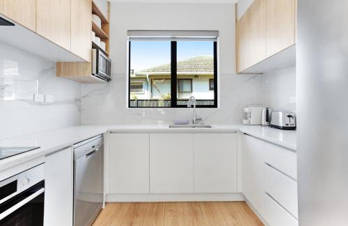 Sandringham House | Central Oasis Townhouse with Parking and Air-con