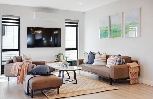Sandringham House | Central Oasis Townhouse with Parking and Air-con