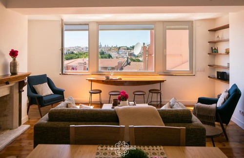 Merces Apartment | Central Rooftop Apartment by LovelyStay