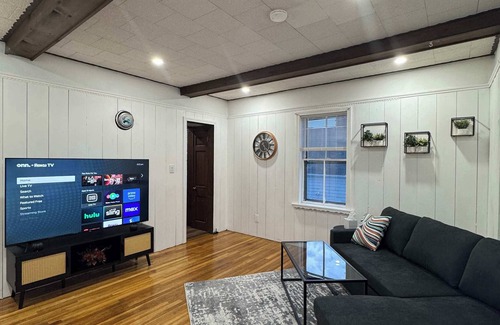 Salem Apartment | Central Salem Retreat 2bd W/parking