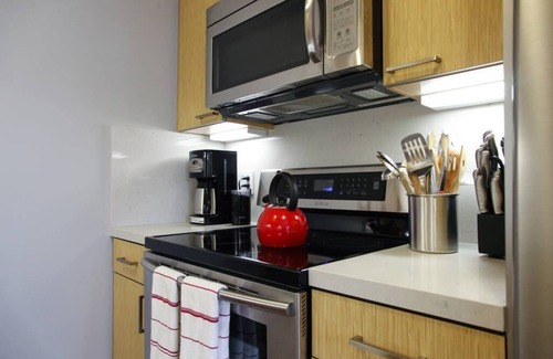 Eureka Valley Apartment | Central San Francisco Top Floor Jewel Box, Parking, Laundry