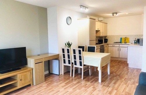 Gifford Apartment | Central Spacious Flat with free parking& Superfast Wi-Fi