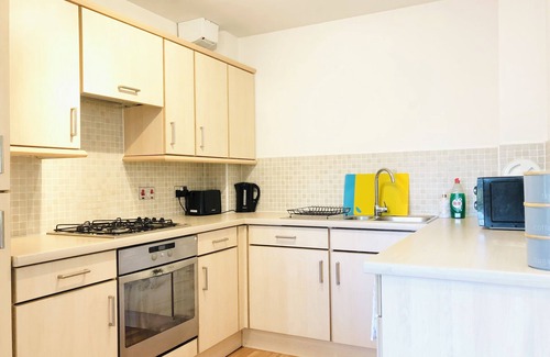 Gifford Apartment | Central Spacious Flat with free parking& Superfast Wi-Fi