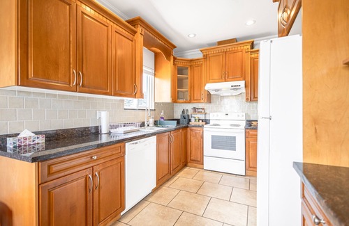 Renfrew-Collingwood House | Central Specious 3 bedrooms Upstairs