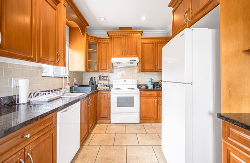 Renfrew-Collingwood House | Central Specious 3 bedrooms Upstairs