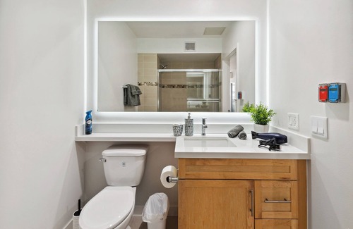 Downtown Bed & Breakfast | Central studio in Santa Monica w FREE parking
