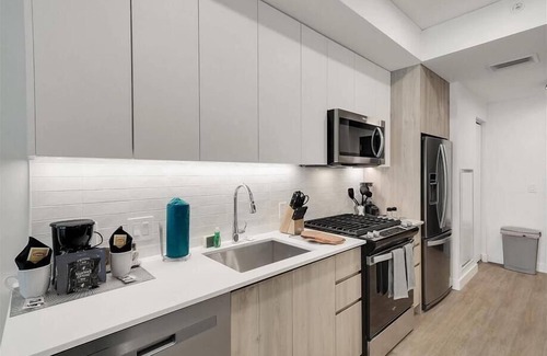 Evans Churchill Apartment | Central Studio | Pool/Spa/Hottub | Close to Shops & Parks