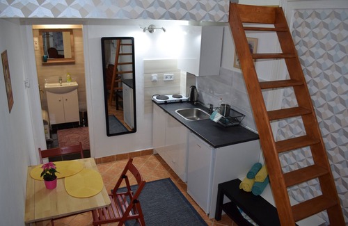 Belso-Ferencvaros Apartment | Central Studio, steps to Great Market, Gellert Bath & Corvinus University