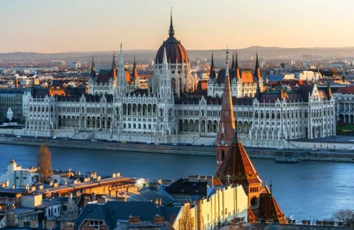 Belso-Ferencvaros Apartment | Central Studio, steps to Great Market, Gellert Bath & Corvinus University
