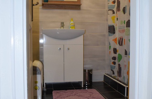 Belso-Ferencvaros Apartment | Central Studio, steps to Great Market, Gellert Bath & Corvinus University