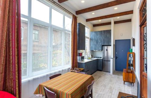 Vera Apartment | Central Tbilisi Apt with City Views - by Wehost