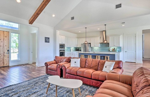 McDade House | Central Texas Home w/ Rolling Pasture Views!